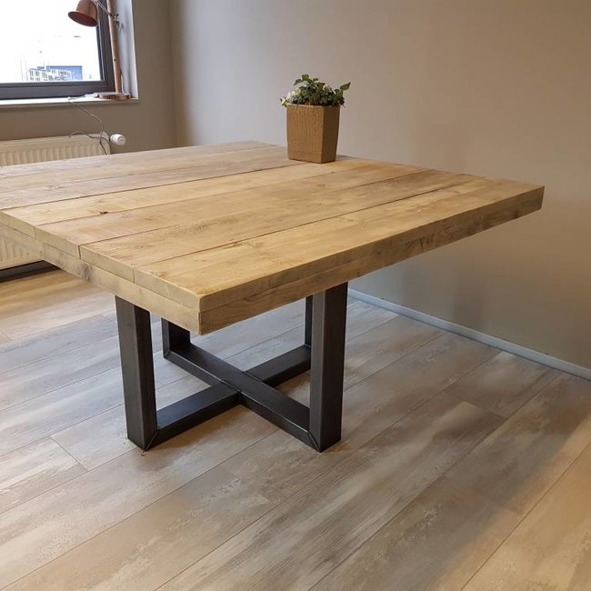 Vierkante eettafel met stalen frame