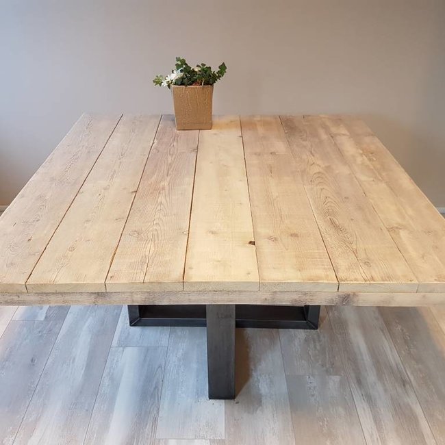 Vierkante eettafel met stalen frame