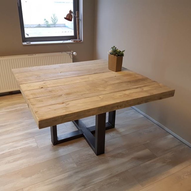 Vierkante eettafel met stalen frame