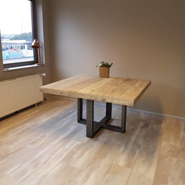 Vierkante eettafel met stalen frame