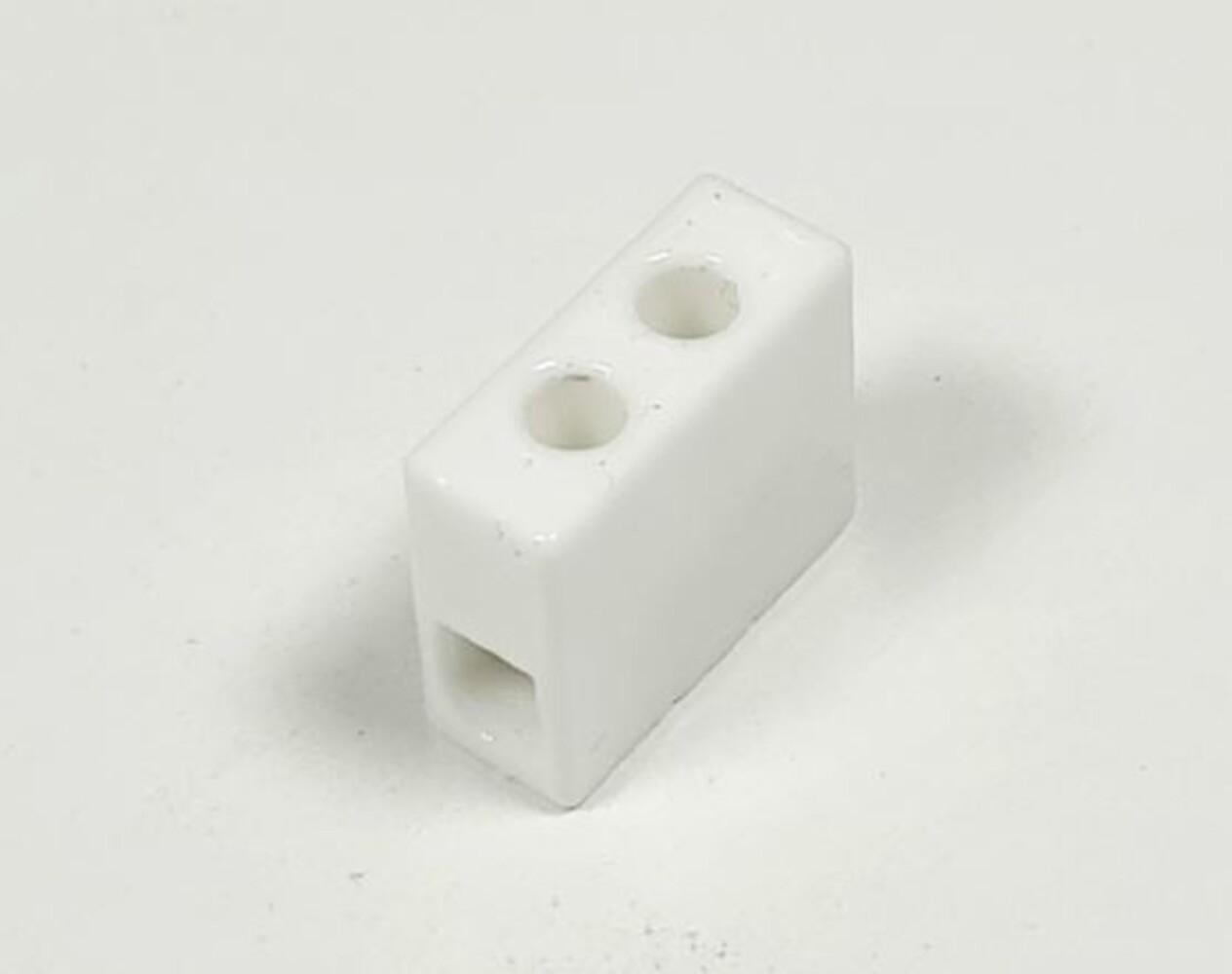 Porcelain single connector