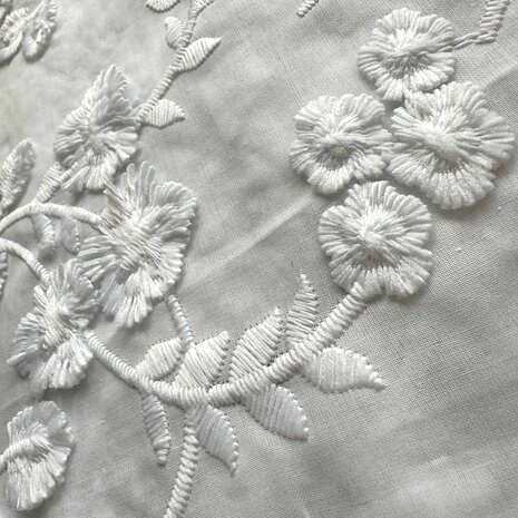 Batiste de coton brodée 4507 - blanche Batiste de coton brodée 4507 - blanche