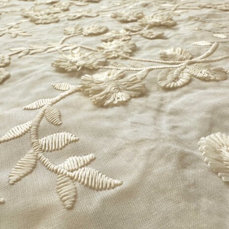 Baumwollbatist bestickt 4508 – creme Baumwollbatist bestickt 4508 – creme