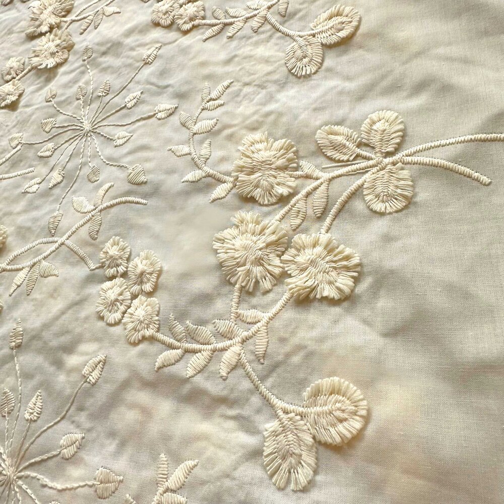 Baumwollbatist bestickt 4508 – creme Baumwollbatist bestickt 4508 – creme
