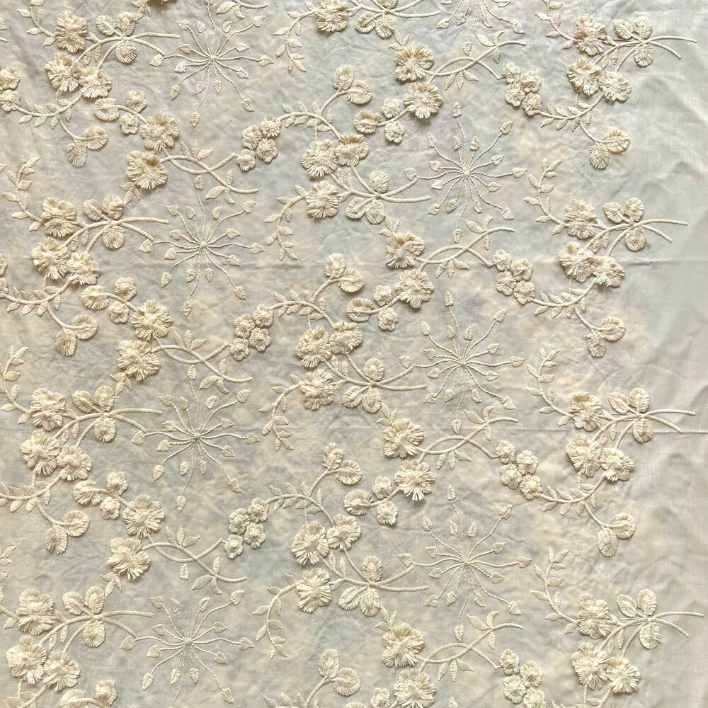 Baumwollbatist bestickt 4508 – creme Baumwollbatist bestickt 4508 – creme
