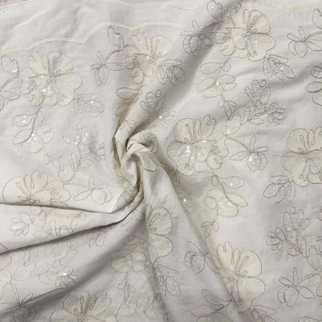 VJ COUPON - Cotton Batiste Embroidered 5504 125X140CM VJ COUPON - Cotton Batiste Embroidered 5504 125X140CM
