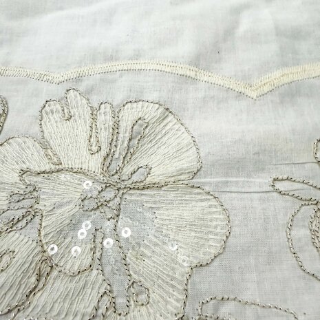 VJ COUPON - Cotton Batiste Embroidered 5504 125X140CM VJ COUPON - Cotton Batiste Embroidered 5504 125X140CM