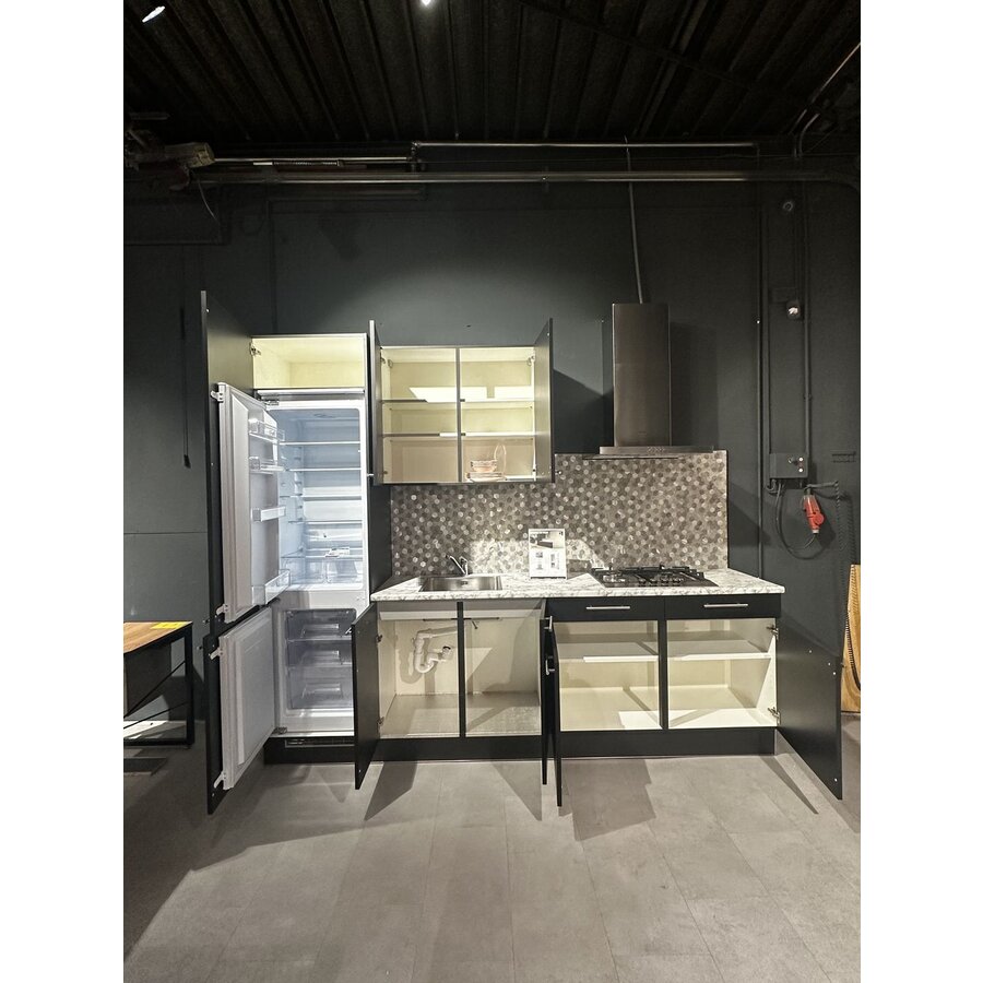 Rechte Keuken Zwart - 270 cm. - Incl. apparatuur Rechte Keuken Zwart - 270 cm. - Incl. apparatuur