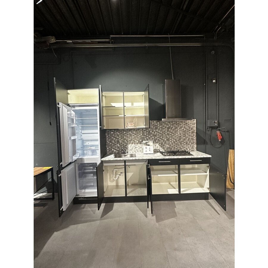 Rechte Keuken Zwart - 270 cm. - Incl. apparatuur Rechte Keuken Zwart - 270 cm. - Incl. apparatuur