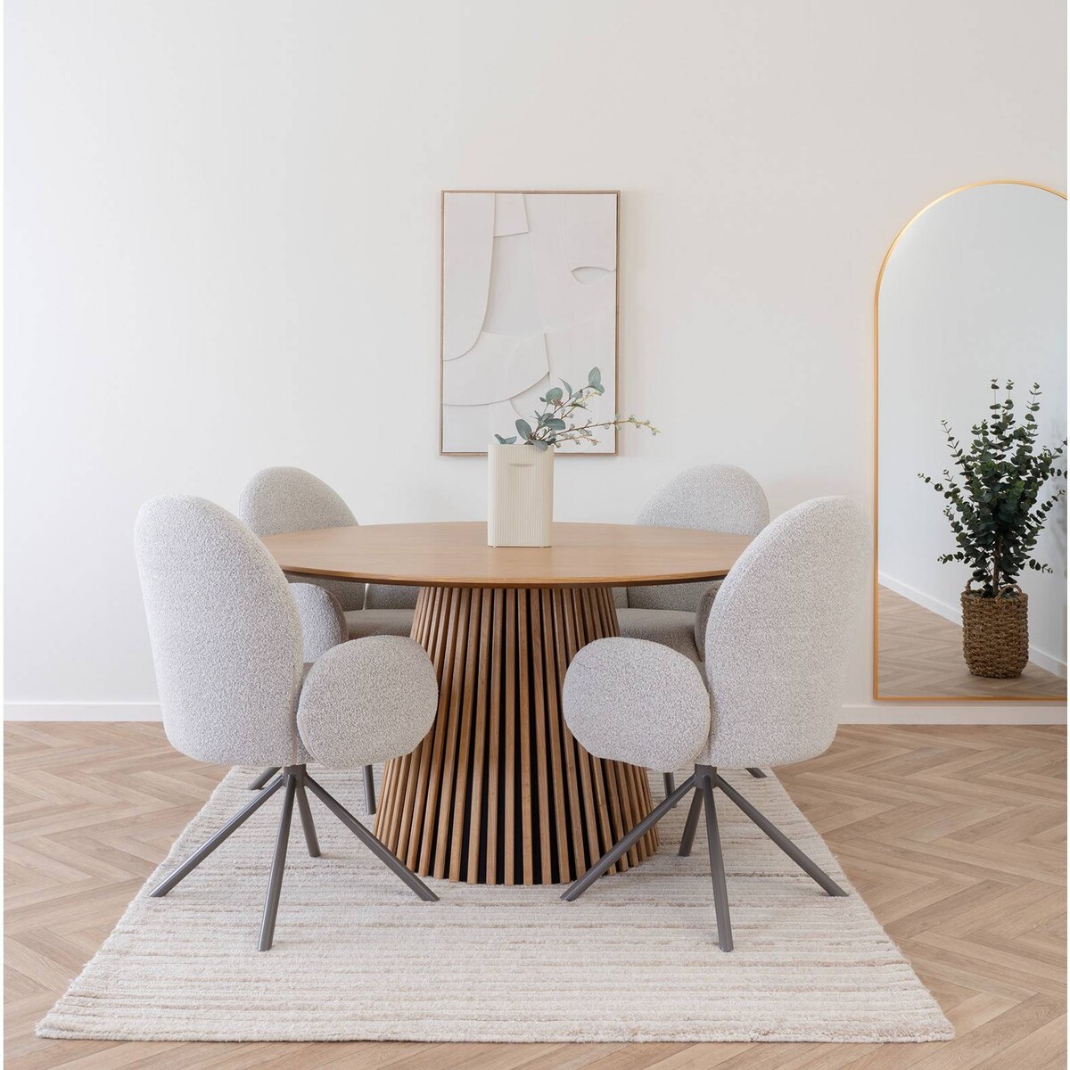 Hoeveel personen passen er aan een ronde eettafel? - tafel - meubels