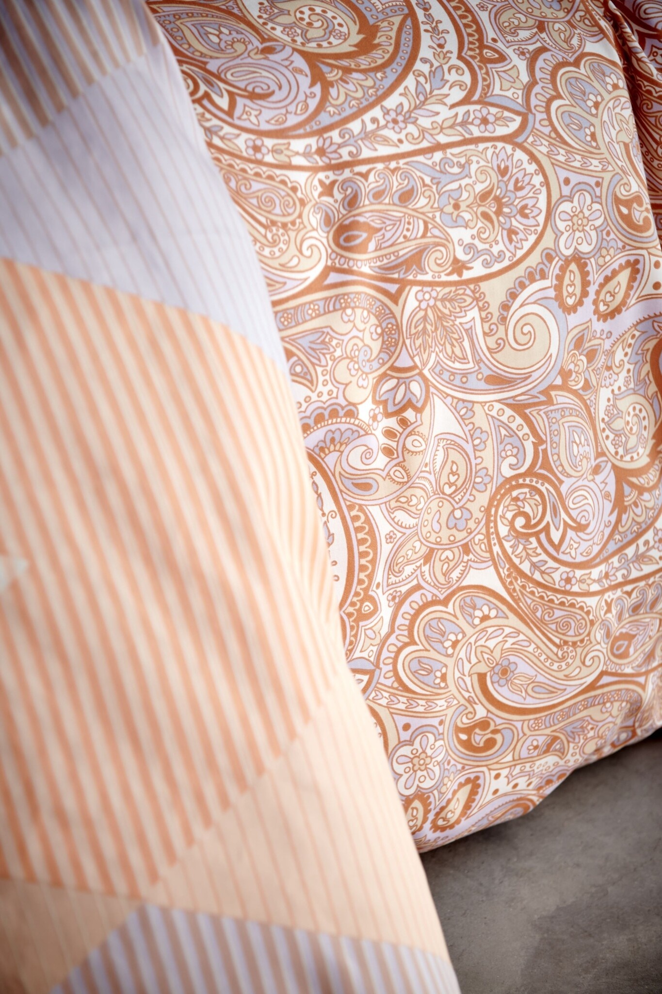 Dekbedovertrek HAPPY FEVER Apricot Blush 240x220 cm (satijnkatoen)