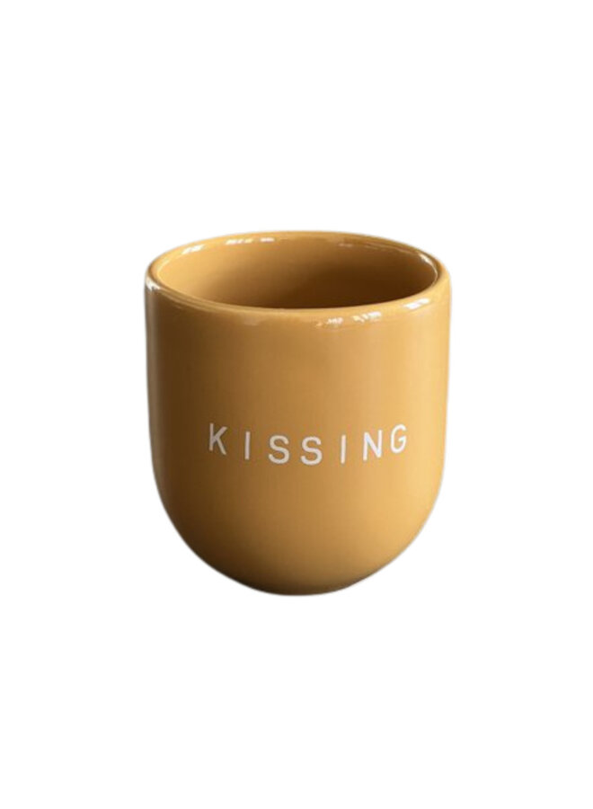 Sisi cup Kissing
