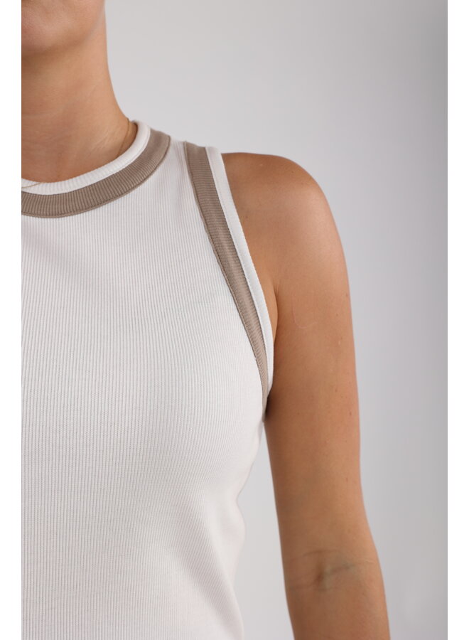 FW24102 131 Nukus Nice Singlet Offwhite/Sand