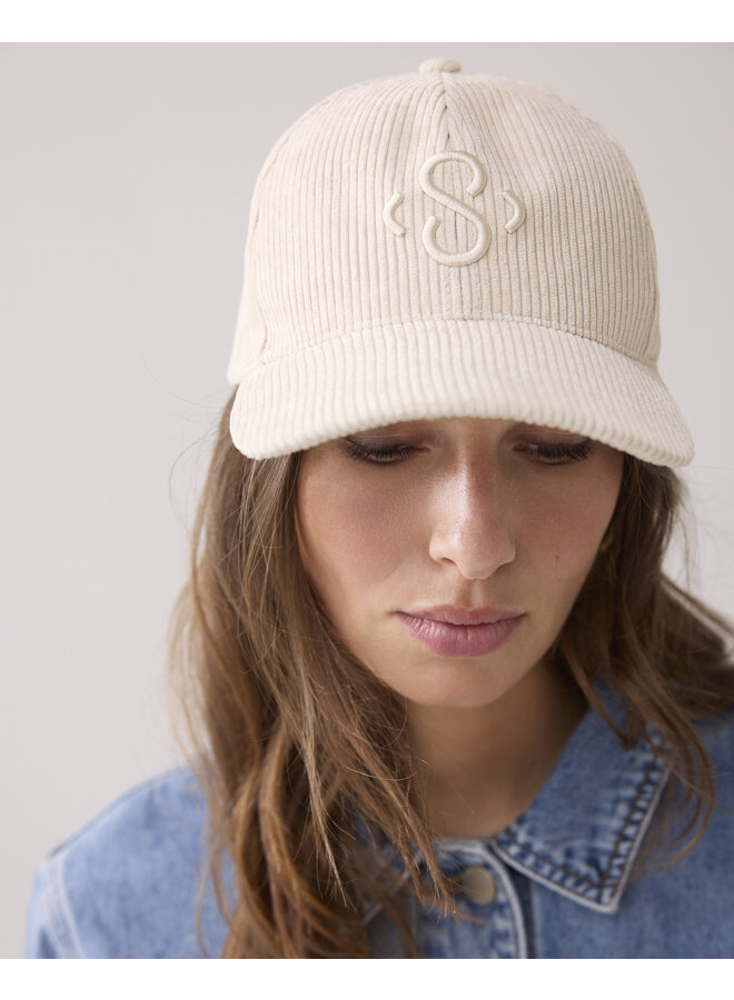 8s1052-8591 122 Summum Cap Corduroy Ivory