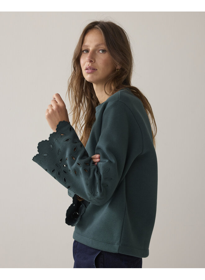 3s5213-30737 650 Summum Top Embroidered sleeve Emerald green