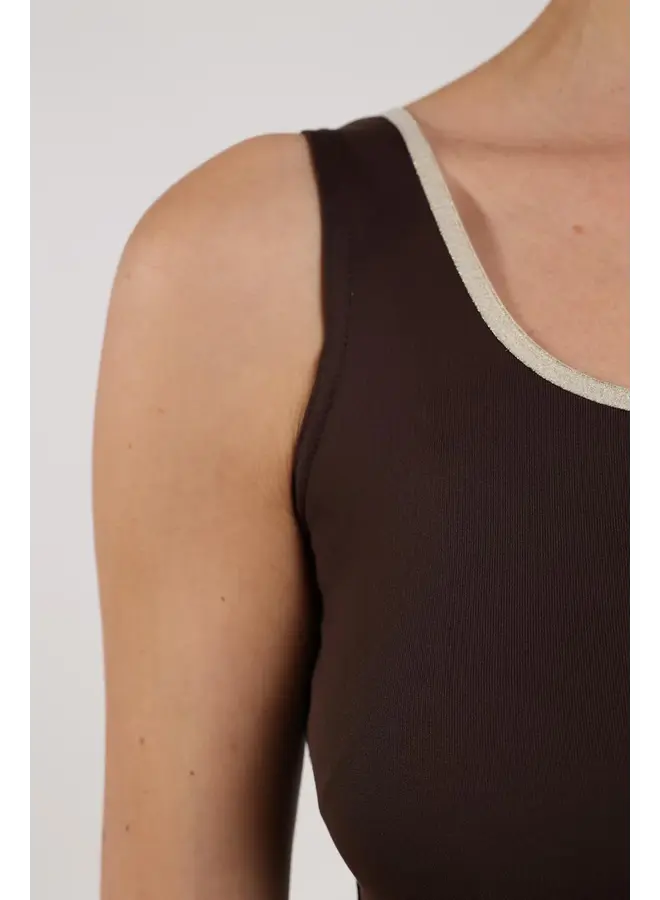 NKS06001 292 Nukus Juba Singlet Chocolate Gold