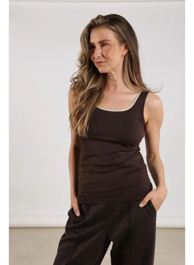 NKS06001 292 Nukus Juba Singlet Chocolate Gold