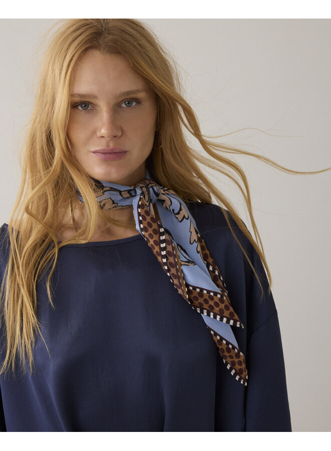 8s1077-8608 423 Summum Scarf Satin small, soft blue