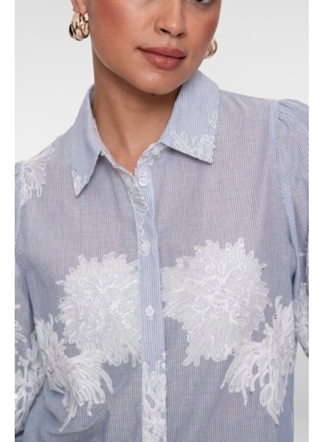 63143-21 625 Geisha Blouse embroidered flowers blue/off-white