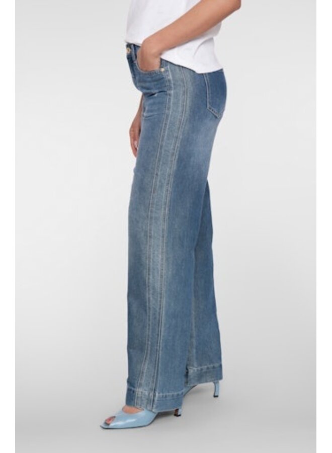 61034-10 827 Geisha Jeans gold yarn mid blue denim/gold