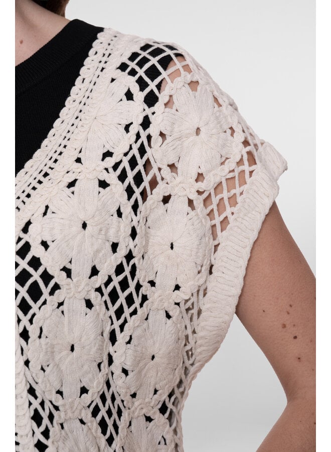 64001-10 718 Geisha Vest crochet ecru