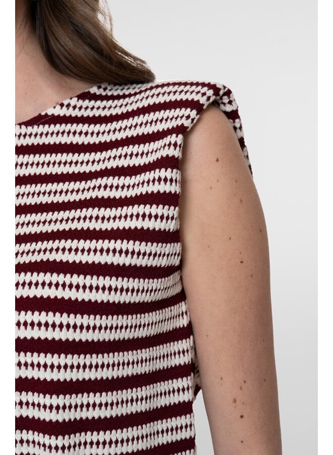 63486-20 010 Geisha top off-white/merlot