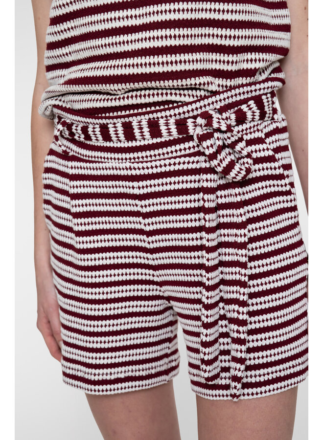 61428-20 010 Geisha short off-white/merlot