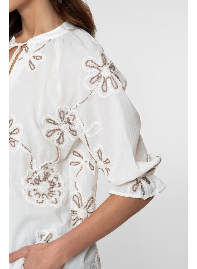 63300 718 Geisha Top embroidered Ecru