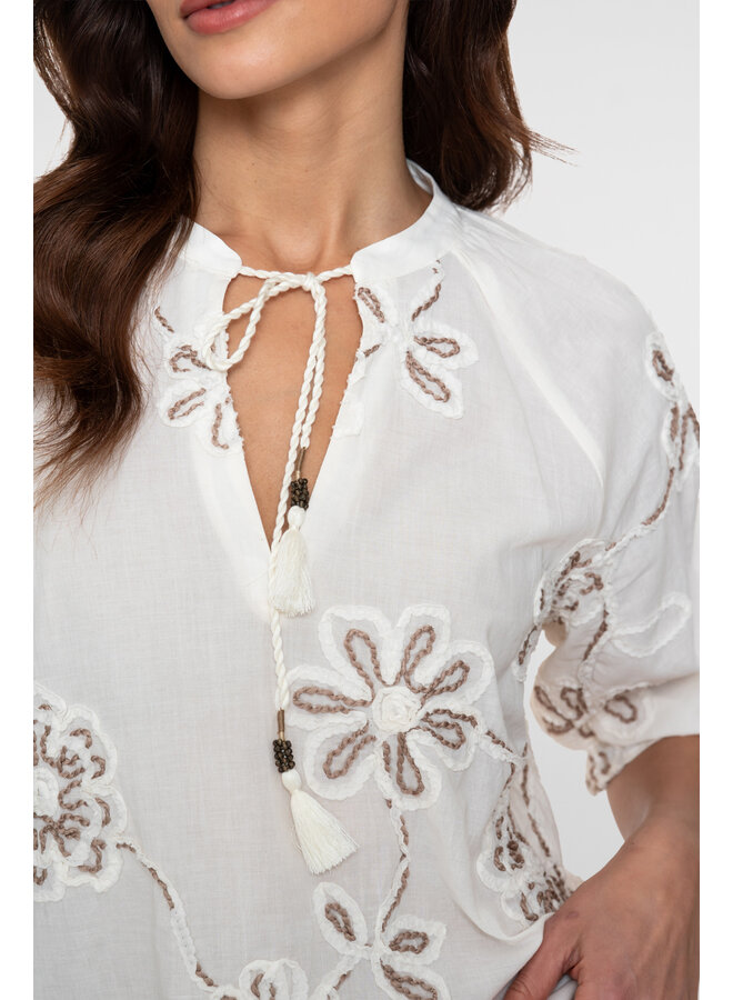 63300 718 Geisha Top embroidered Ecru