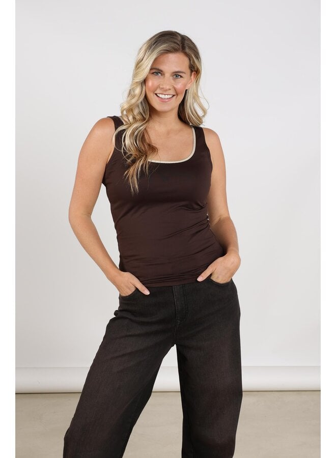 NKS06001 292 Nukus Juba Singlet Dark Chocolate/Gold