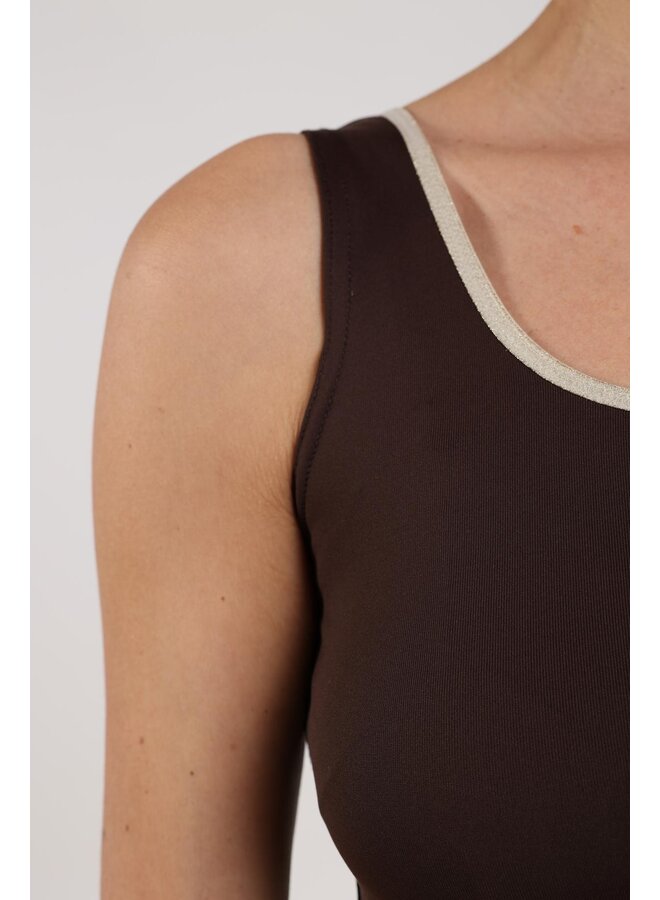 NKS06001 292 Nukus Juba Singlet Dark Chocolate/Gold