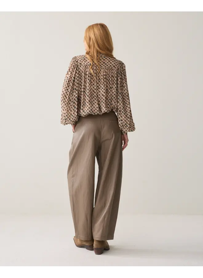 4s3043-12526 708 Summum Balloon trouser Soft faux leather Light taupe
