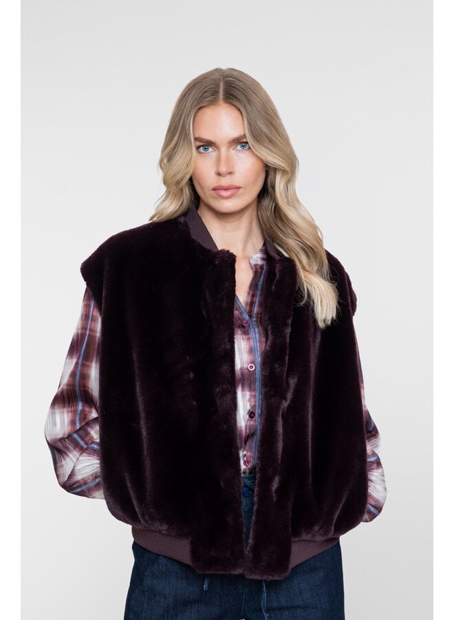 65559-21 480 Geisha Gilet fur with rib burgundy
