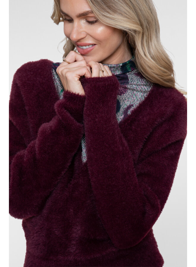 64512-10 480 Geisha Cross over hairy top burgundy