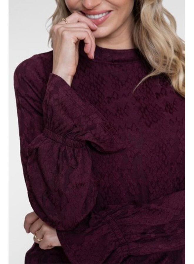 62670-20 470 Geisha top bordeaux