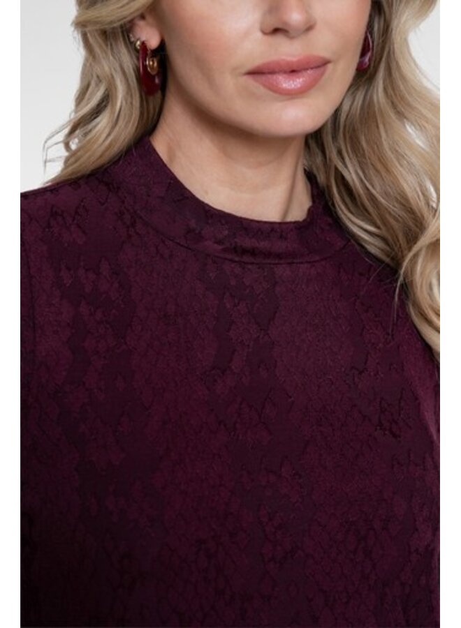 62670-20 470 Geisha top bordeaux