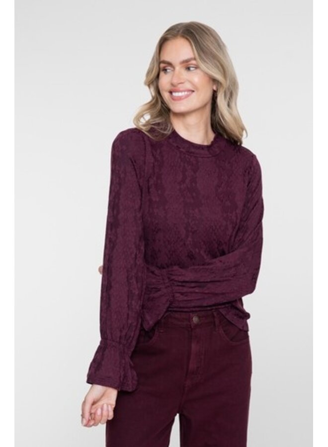 62670-20 470 Geisha top bordeaux