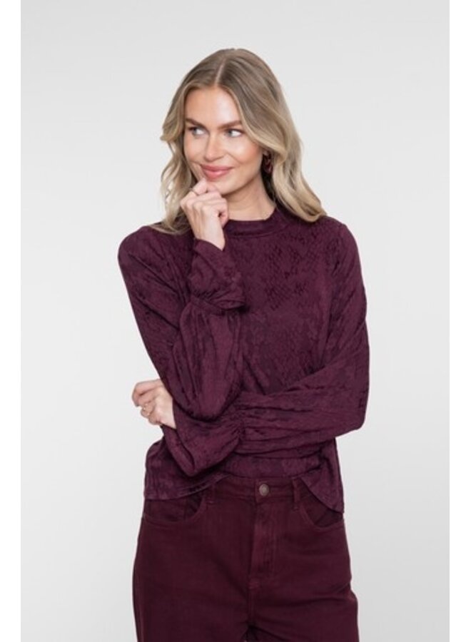 62670-20 470 Geisha top bordeaux