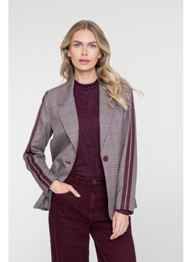 62670-20 470 Geisha top bordeaux
