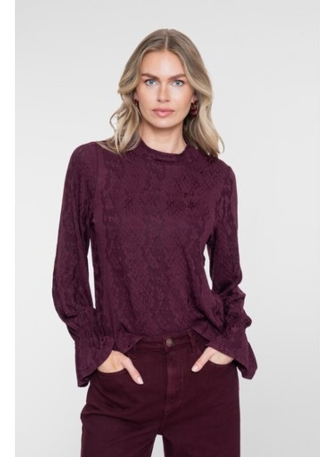 62670-20 470 Geisha top bordeaux