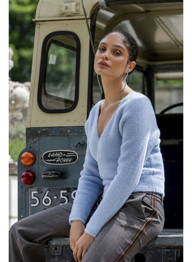 64512-10 625 Geisha Cross over hairy top blue