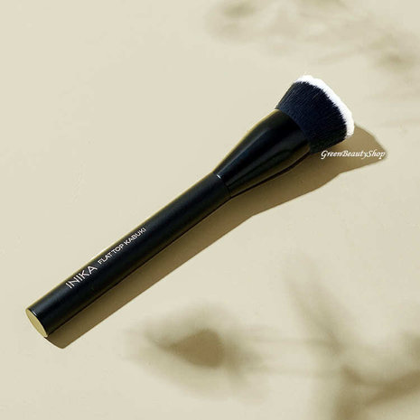 Inika Organic Platte Kabuki Kwast Inika Organic Platte Kabuki Kwast