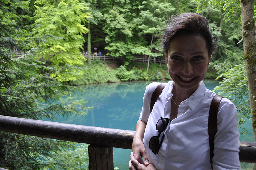 Sabine Welz in Blaubeuren am Blautopf, der Quelle der Blau.