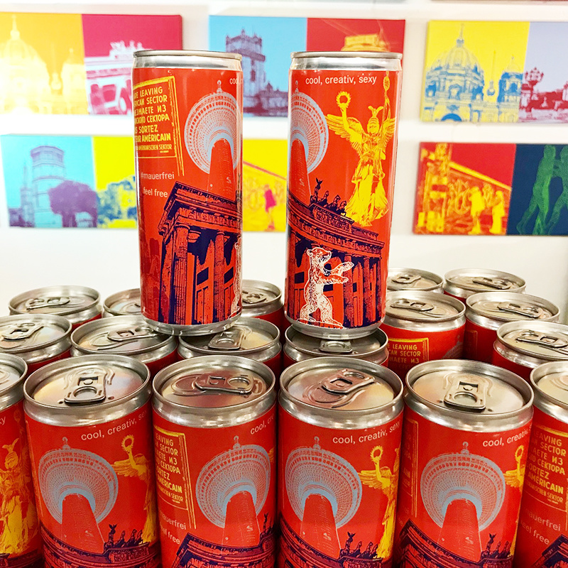 Apfel-Schorle in Dose mit Berlin-Collage von Sabine Welz