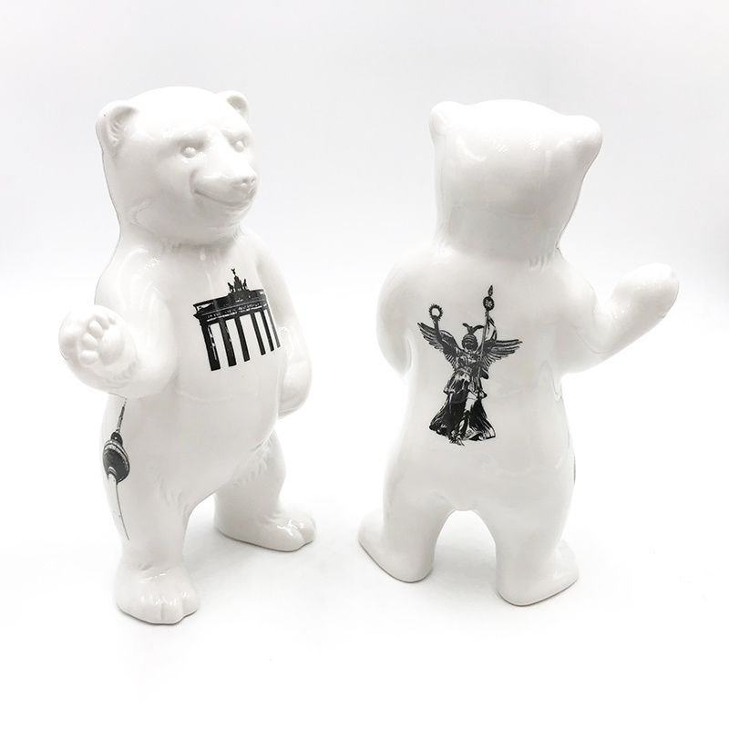 ART-DOMINO® BY SABINE WELZ Ours en porcelaine de Berlin - With Berlin Tattoos