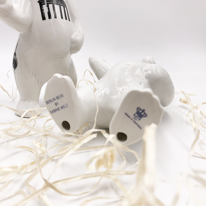 MAGNET-STORIES Porcelain bear from Berlin - With Berlin Tattoos