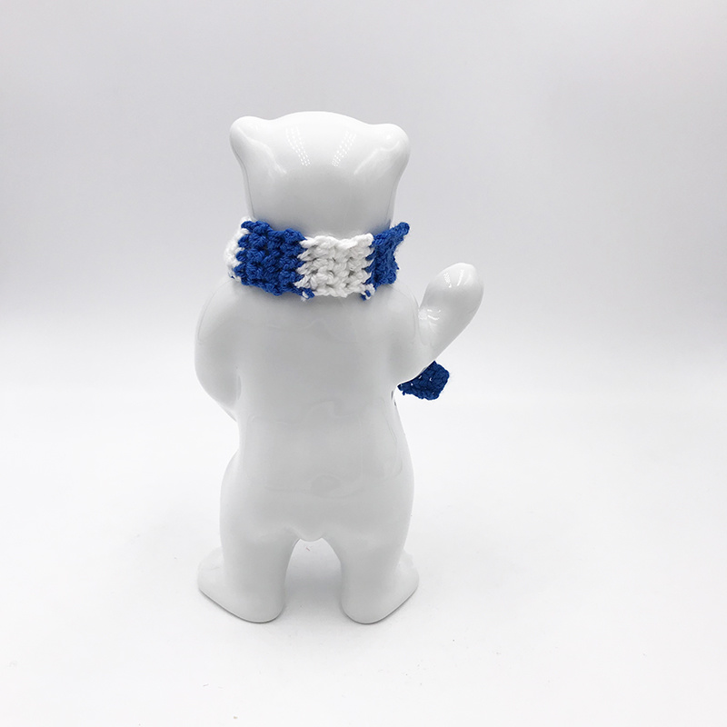 ART-DOMINO® BY SABINE WELZ Ours en porcelaine de Berlin - Avec foulard bleu et blanc