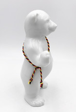 ART-DOMINO® BY SABINE WELZ Ours en porcelaine de Berlin - Avec ceinture noire, rouge et jaune
