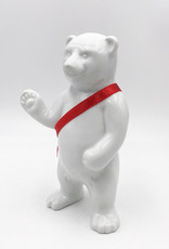 ART-DOMINO® BY SABINE WELZ Ours en porcelaine de Berlin - Avec ceinture rouge