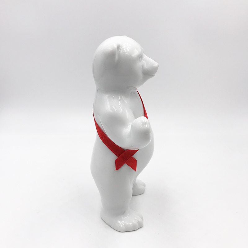 ART-DOMINO® BY SABINE WELZ Ours en porcelaine de Berlin - Avec ceinture rouge